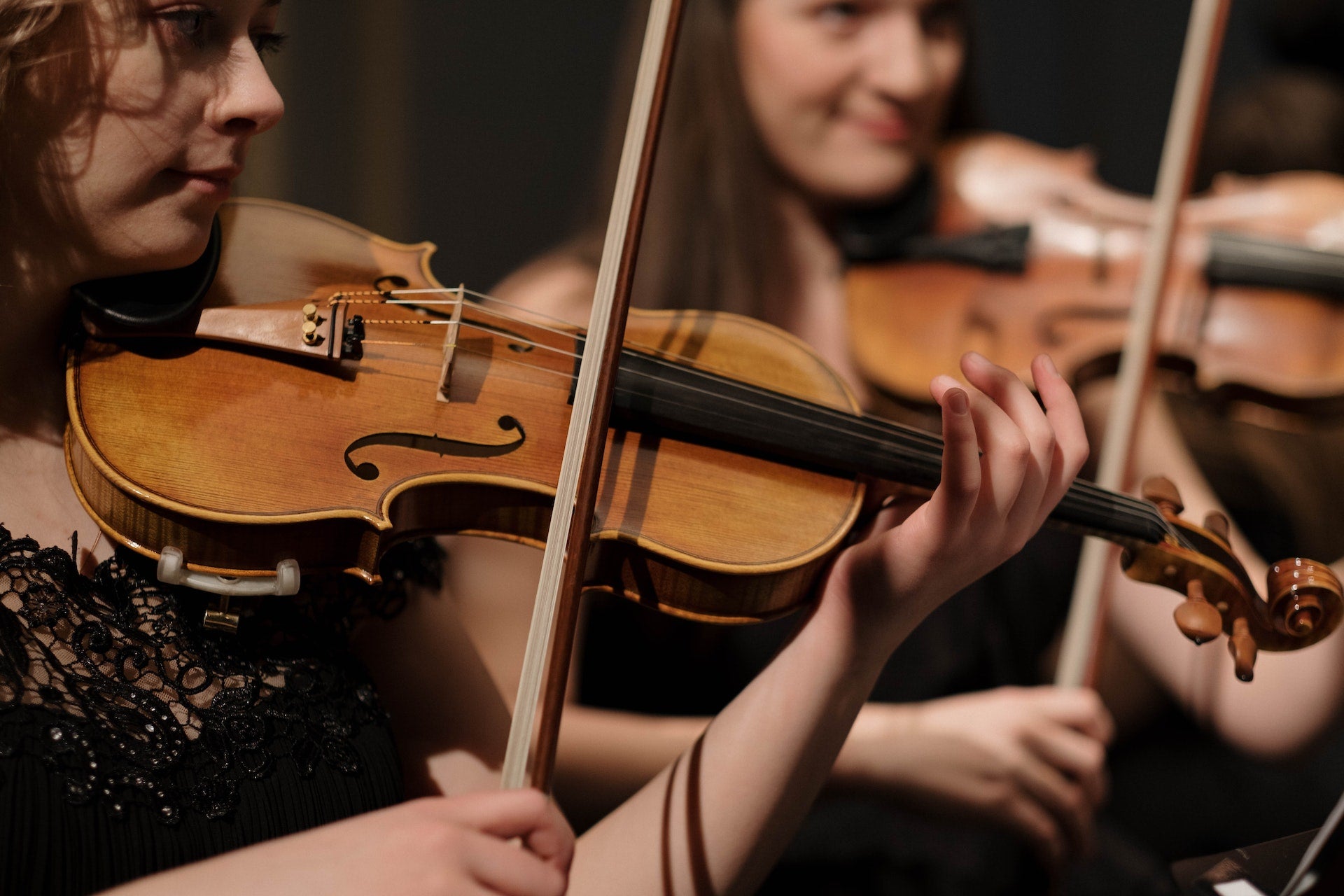 women playing violins